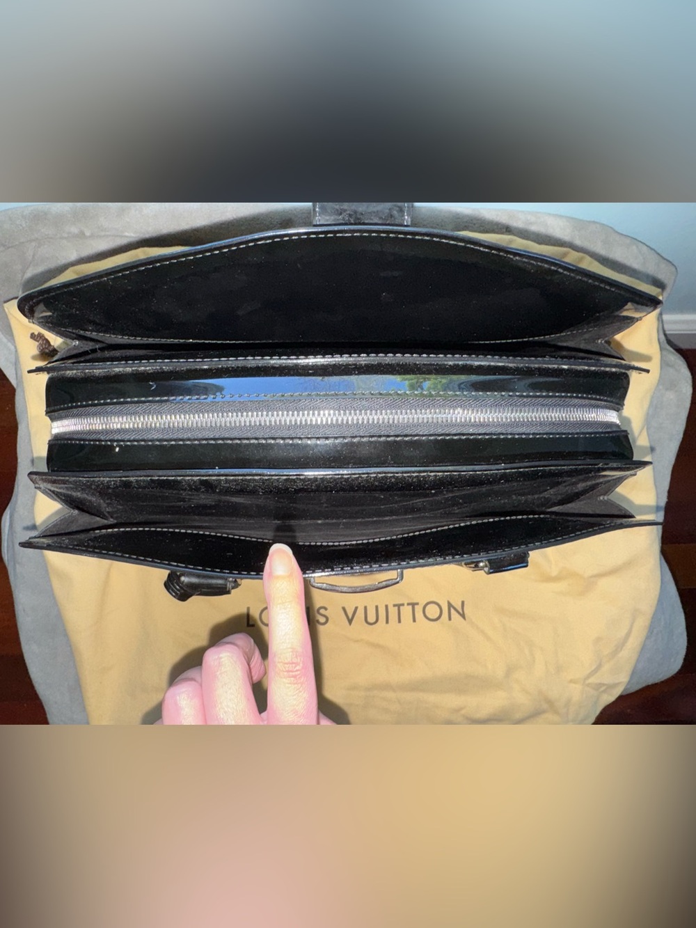 Louis Vuitton Pont-Neuf GM in Black Épi Leather | Retired Style | Pre-owned Good - Picture 7 of 16